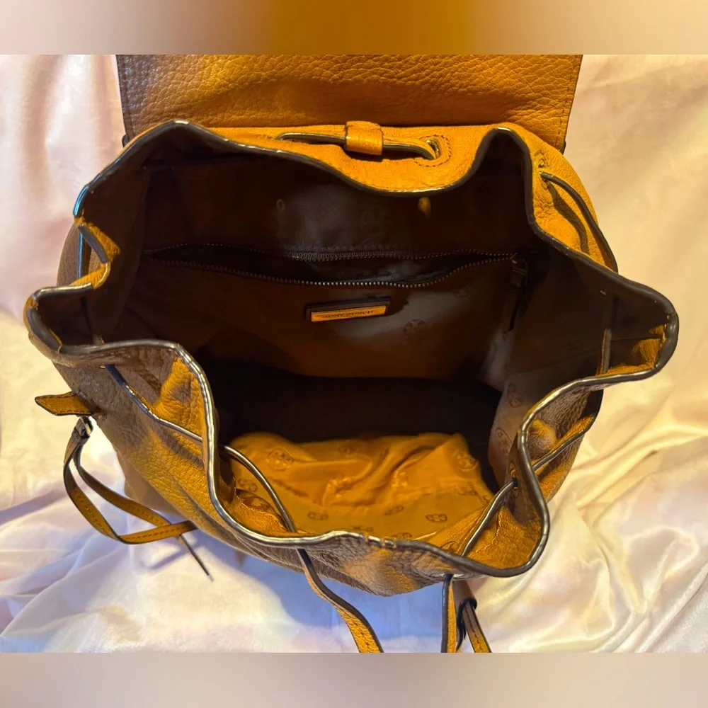 Tory Burch Backpack Brody Pebbled Leather with Zip Pouch in Tan - Picture 9 of 9